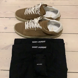 Saint Laurent Brown Sneakers - Säljer mina bruna favoritsneakers från Saint Laurent. Använde skorna två gånger (skicket är väldigt bra) tills jag bittert fick erkänna att de var för små. Dustbag till vardera sko samt extra skosnören får ni med på köpet. Nypris var 5500kr.
