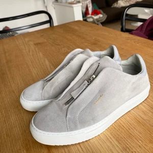 39/40 - Lägger upp igen pga oseriös köpare!!! Säljer mina skitsnygga grå Axel Arigato sneakers i modell ”Clean 90 Zip Sneaker”💕👟. De har endast använts 1 gång då de tyvärr är för små för mig. Jag har vanligtvis 39 1/3 men Arigato är små i storleken så skulle säga att dessa snarare passar en med storlek 39. Ordinariepris 1850 kr, säljer endast vid bra bud. Skriv i kommentarerna vad ni kan tänka er att lägga🥰🥰 (exklusive frakt)