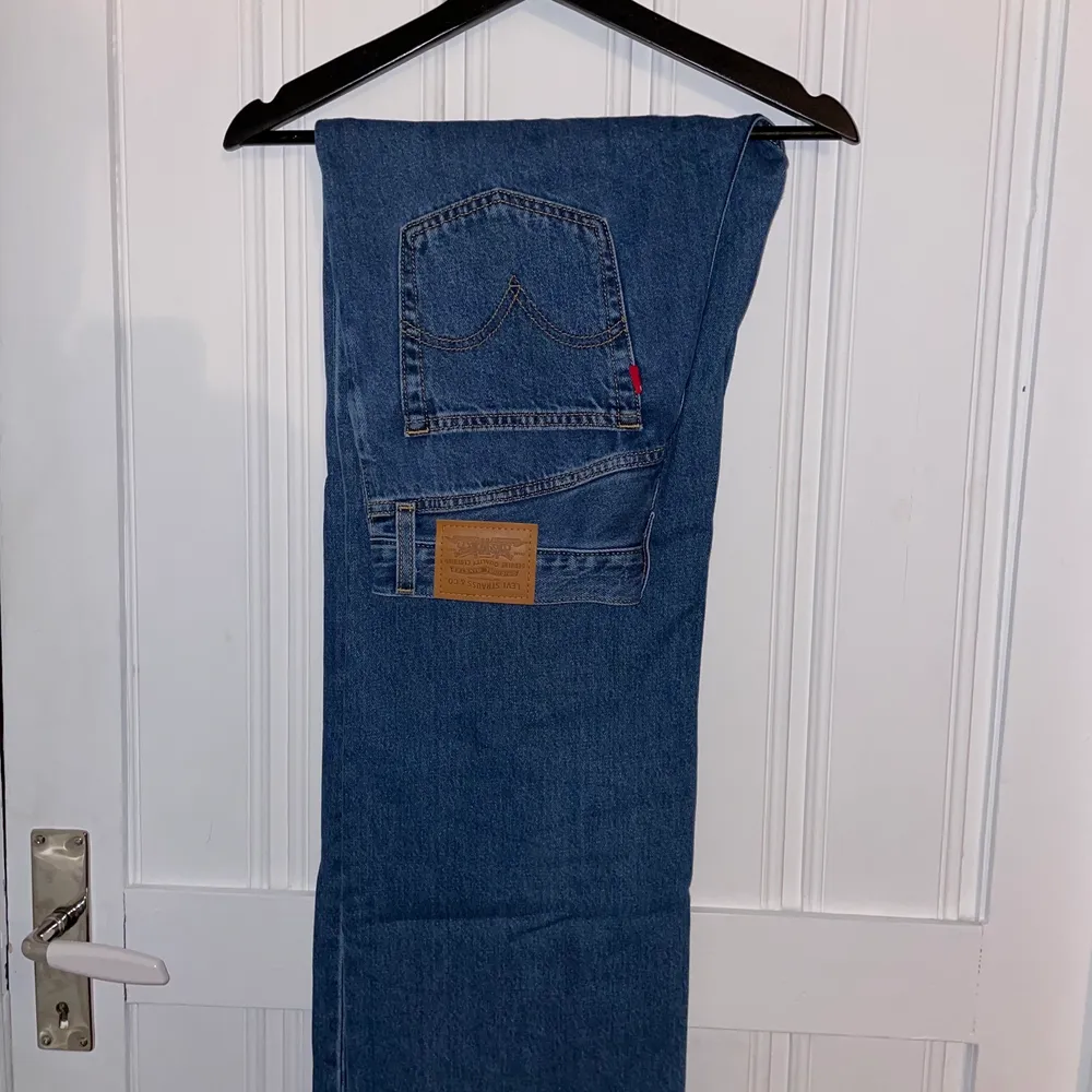Snygga vida jeans från Levis i storlek 28x33 med hög midja, är 175cm lång och de går precis ner till foten. Använda 3-4 gånger men ser ut som nya! Köpta 2019. Du betalar frakten! Skriv vid intresse eller frågor! 💜 . Jeans & Byxor.