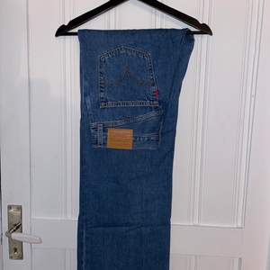 Snygga vida jeans från Levis i storlek 28x33 med hög midja, är 175cm lång och de går precis ner till foten. Använda 3-4 gånger men ser ut som nya! Köpta 2019. Du betalar frakten! Skriv vid intresse eller frågor! 💜 