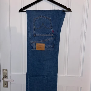 Levis vida byxor - Snygga vida jeans från Levis i storlek 28x33 med hög midja, är 175cm lång och de går precis ner till foten. Använda 3-4 gånger men ser ut som nya! Köpta 2019. Du betalar frakten! Skriv vid intresse eller frågor! 💜 