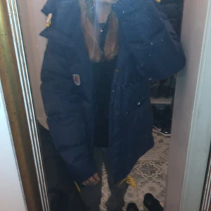 Fjällräven jacka! - Intresse koll bara om jag får bra bud Säljer jag  min helt nya och oandvända fjällräven jacka för att jag inte tyckte att passade i den och vill gärna köpa en annan vinter jacka! Jackan e helt oandvänd! Men prislappen borttagen så tar endast emot bra bud för denna! Jag är 155 och jackan sitter suveränt på mig! Men ångrade mig vid köpet!❤️❤️kom provat för mer info! SÄLJER ALLTSÅ ENDAST VID BRA BUD!
