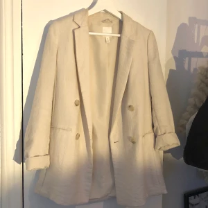 Blazer - Superfin beige kavaj i linnetyg, använd 3-4 gånger så i fint skick. Säljer pga tyvärr lite för stor för mig.  