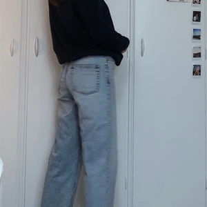 ljusblå jeans  - fina straight leg jeans från lindex. de är i väldigt bra skick, nästan som nya! säljer pga att de inte kommer till användning :)