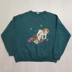 sweatshirt grön höst - Grön sweatshirt med graphic print på i uppskattad strl XXL (står 2X på lappen). Passar bra som oversize om man har mindre strl :) 66 kr spårbar frakt.  Skicka meddelande vid frågor/fler bilder!  Notera att små defekter kan finnas då den inte är ny. Större brister nämns tydligt i annonsen/visas på bild. OBS! Bud är bindande!!!!!!! 