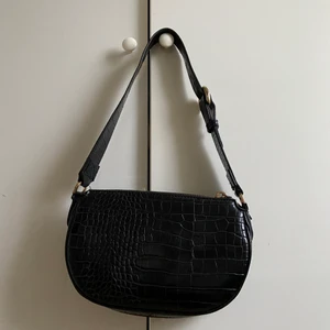 Svart handväska från Mango - Svart handväska från Mango. Snygg och i mycket bra skick!