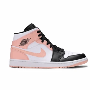 Jordan 1 - Intressekoll på mina fina Jordans 1 mid, köptes i somras och är bara använda ett fåtal gånger, ser sprillans nya ut. Har bara en pytteliten crease som knappt syns och nypris på skorna ligger runt 2500kr💕💕Original boxen följer med och köparen står för frakt. Kom privat för fler bilder eller funderingar💞💞⚡️⚡️😊😊