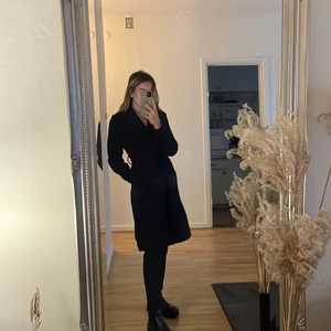 Kappa  - Svart kappa som inte är mycket använd. Finns en spricka i innertyget som inte syns utanpå. 70% ull. Nypris är 1000kr. Mitt pris är 200kr. Storlek XS/S