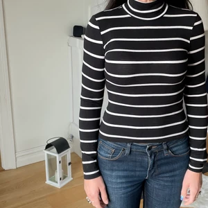 Tröja från Monki - En superfin basic tröja från Monki. Går både att klä upp och klä ner🥰 