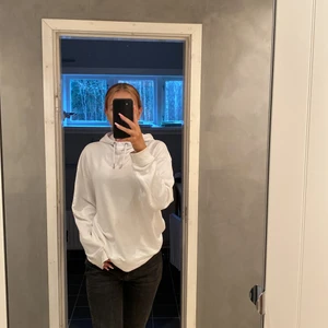 SOC M - En snyg simpel vit hoodie köpt från SOC i storlek M. Oanvänd i bra skick💖 100kr+frakt. Skriv vid intresse eller frågor!💖💝