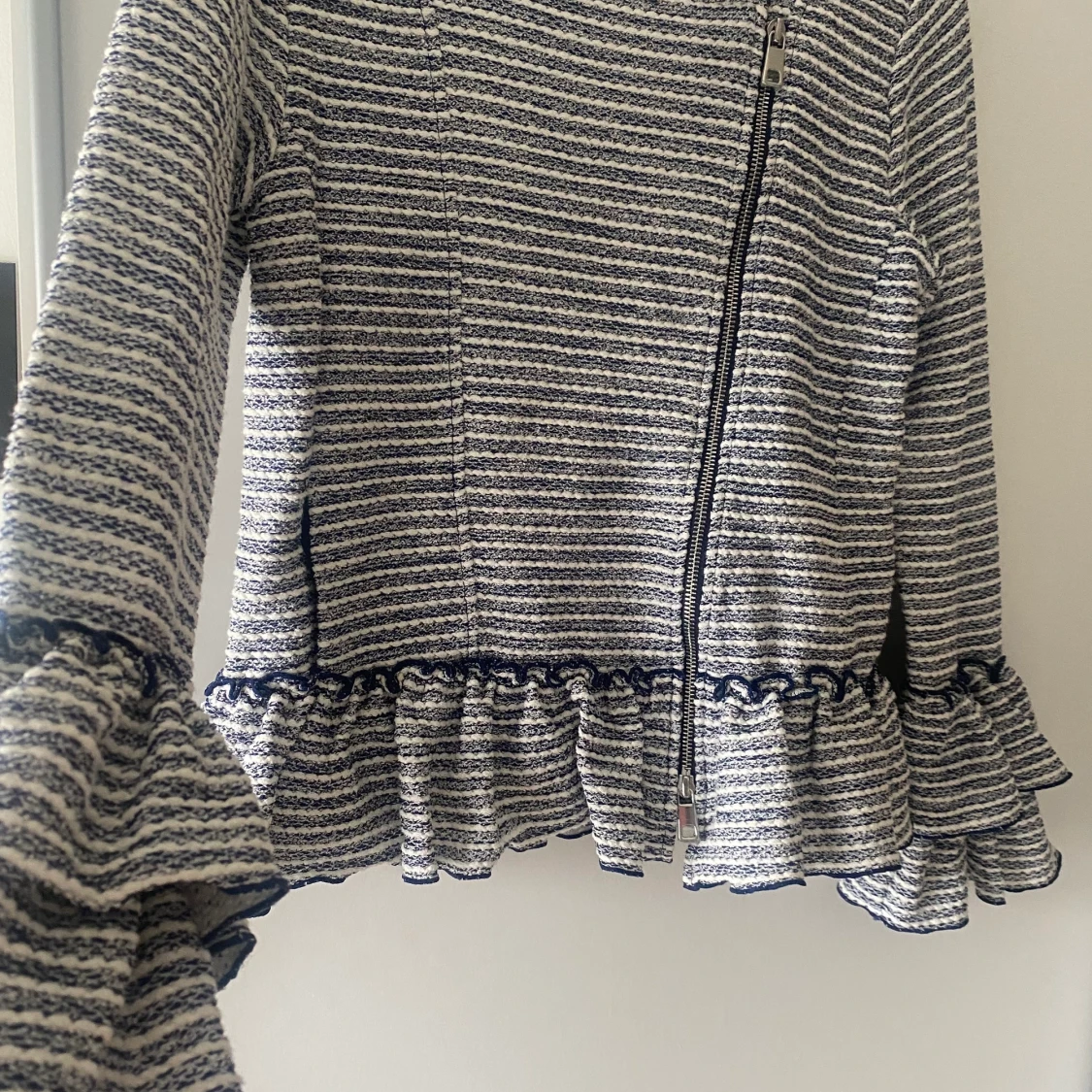 Jacka med volang  - 91