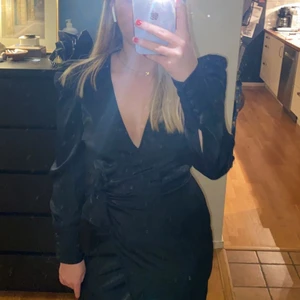 Klänning  - En oanvänd klänning prislapp kvar, den passar tyvärr inte mig längre men den verkligen jätte fin! Det är storlek XS men skulle säga att den passar S också! Nypris 499 säljer för 299💖