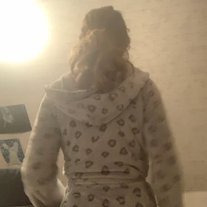 Morgonrock  - En barn leopard  morgonrock som är för liten för mig.