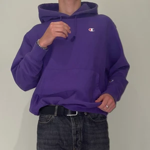 Tröja Champion - Reverse Weave Hoodie från Champion. Riktigt skön och bra kvalitet. Köpte den två år sedan men finns knappt något slitage. Klassisk collagehoodie. Storlek herr L