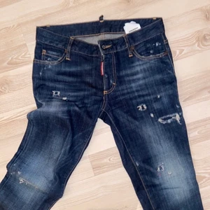 Dsquared2 byxor dam storlek 34 (S/XS) - Säljer mina dsquared2 jeans för dam i storlek 34, dessa jeans är i skinny modell och har dragkedjor vid ankeln. Jeansen har även den klassiska färgstänken i rött och vitt. Jeansen är inköpta 2018 på Farfetch.com för 4500:- och är endast använda ca 5-6 gånger alltså som nya. Jag säljer dem eftersom dem blivit för små för mig och jag får inte på dom längre. Mitt pris: 2800:- men kan gå ner en aning i pris vid snabb affär. Köparen står för frakten i vanlig ordning.