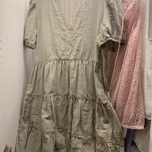 Zara klänning - Så fin grön klänning ifrån zara! Lite skrynklig men det kan självklart fixas vid önskan!🤍