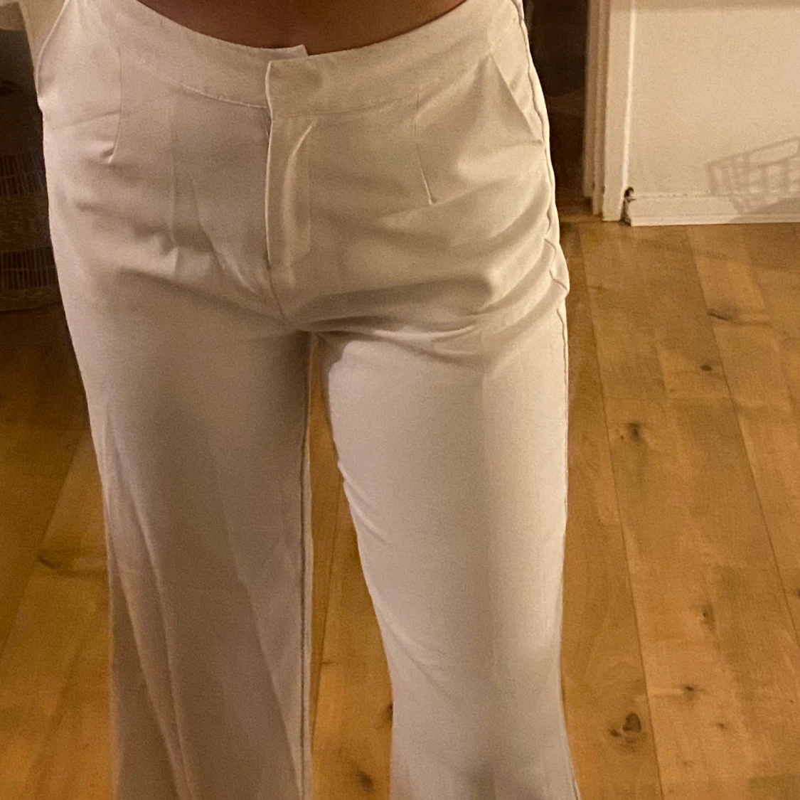 Vita utsvängda kostymbyxor  - 91