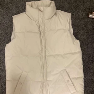 Väst - Helt ny väst från Vero moda, jätte jätte fin nu inför hösten. Skinn material