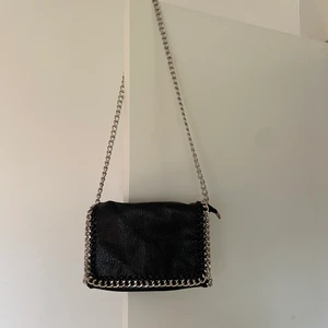 STELLA MCCARTNEY VÄSKA - Säljer denna svarta Stella McCartney liknande väska då den inte kommer till användning längre✨ 