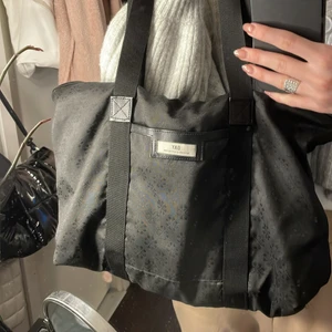 Väska - Superfin väska ifrån Day Birger Et Mikkelsen. Superfint skick, inga defekter! Väskan har ett stort fack och två små fack på insidan, och även ett fack på utsidan. Väldigt rymlig. Nypris 449kr 💕