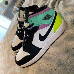 Jordans - Säljer dessa superfina jordans just för dom inte kommer till användning av mig! Storlek 38 och använd Max 3-5 gånger. Buda pris