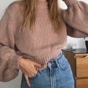 Stickad tröja - Stickad tröja med halvpolo och ballongärm från Molly Rustas X Bubbleroom. Ljusrosa/gammelrosa. Stl S, passar mig som är XS/S och 169 cm