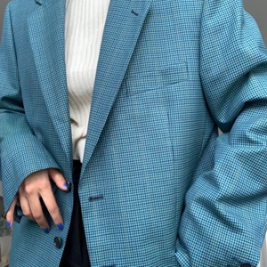 Blå blazer  - Köpt på plick. Storlek XL skulle jag säga. Sitter på mig som på bilden, bär storlek s/M