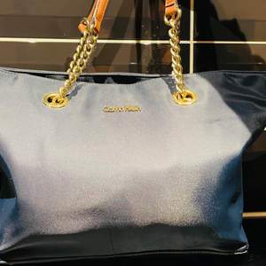 En äkta Calvin Klein väska, använd några gånger själva väskan är som nästan  en helt ny men Väskhandagen är lite slitna men annars är den som en ny väska. 