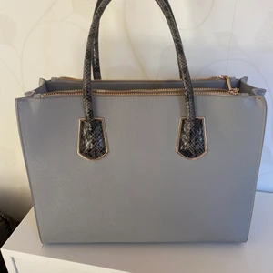 Väska  - Superfin väska. Som nyskick och använt möjligtvis en gång. Jättebra plats för dator och skolpapper. Även ett stort mitt fack för extra utrymme. Nypris 799 