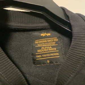 ALPHA INDUSTRIES sweet shirt - Storlek s, runt 9 månader gammal skicket är nästan som ny det är ett litet hål vid mudden som knappt syns