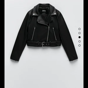 Oversize skinnjacka - Jättefin skinnjacka från zara. Storlek XXL, men liten i stolrken. Sitter fint oversize på mig som har S. Inget slitage alls. Sparsamt använd. 