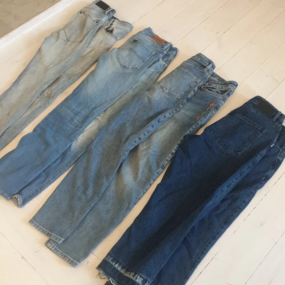Från vänster: Emilio jeans Strl:30,  Lee Jeans Strl 29/32,  Topman jeans Strl 32,  Fairplay Jeans Strl 32     Samtliga är i gott skick men lite slit finns. Priset är för allihopa.. Jeans & Byxor.