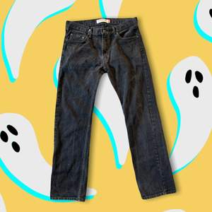 Grå-svarta straight leg 505 Levis jeans i mycket bra vintage skick. Inga defekter! Innerbendlängd: 82 cm ”utebenlängd”: 110 cm och midja 42cm
