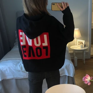 Sandro hoodie - Säljer denna lite oversized hoodie från sandro! Nästan oanvänd, helt slutsåld! materialet är inte vanligt hoodie material utan stickat typ