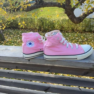 Helt nya rosa Converse st 34 - Rosa Converse st 34 som är helt oanvända. Har några mindre svarta fläckar ( se bild )