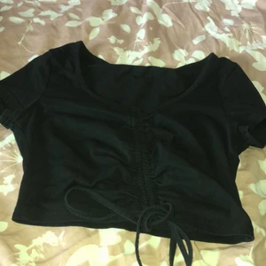 Svart topp - Säljer denna för 100kr! Har inte använt så mke! Man kan välja hur lång man vill ha den!