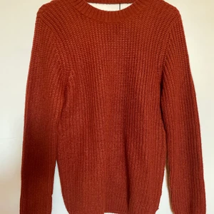 Stickad tröja  - Stickad tröja från Rut & Circle, storlek xs men lite större i storleken. Använd ett fåtal gånger så i bra skick, lite nopprig på sidorna. Färgen är mörkare i verkligheten