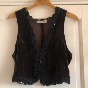 Brun glittrig väst - Brun glittrig väst i sammet med fina glittriga detaljer! Lite trådig men inget man märker:)) köparen står för frakten<33