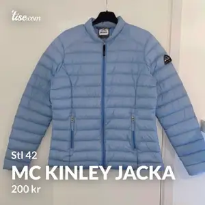 Isblå Mc Kinley lättvikts jacka, väl använd men i mycket bra skick. Liten i storleken.