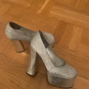 Snygga Festskor - Snygga klackar som du kan använda till varje fest tillfälle! Säljer eftersom de är för tajta (storlek 36 eller 35). Kan skicka fler bilder! Pris kan diskuteras 💝