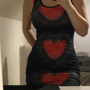 Y2k klänning  - Säljer denna jättefina klänning som e lite Y2k vibe✨ 