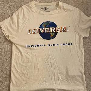 En krämvit/beige t-shirt från Pull & bear med ett väldigt coolt Universal-tryck. Bra skick och den passar mig som storlek Medium trots att det är en small💙