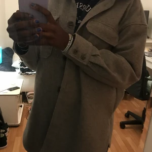 Kappa - En grå kappa. Passar bra till hösten när det börjar bli lite kallare☺️