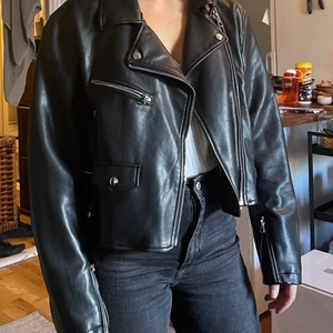 Skinnjacka  - Skinnjacka i fusk ifrån berskah. Det är storlek L men jag har vanligtvis s så den funkar för alla mellan s-l beroende på hur den ska sitta. Aldrig använd! 