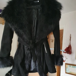 NY Fin päls jacka  - Säljer min söt unik puls jacka som är I mycket bra skick och passar xxs_ a och matcherar med allt. Säljer den eftersom den passar inte mig.Köpte den 1899 och säljer den med bra bud