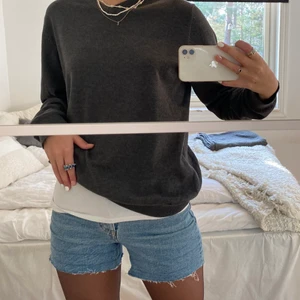 Trendiga blå jeans shorts! - Coola jeansshorts i Strl 32, men som passar mig som i vanliga fall har Strl S! Skitsnyggt på hösten ihop med en tjocktröja 💕