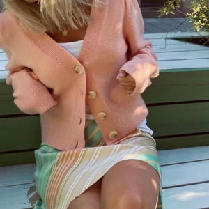 And other stories kofta - Säljer denna superfina pastellrosa stickade kofta från other stories, väldigt bra skick! Stolek M 