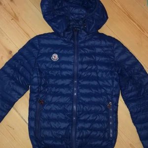 Moncler jacka  - Moncler jacka dam strl 1(small) kan tyvärr inte garantera äkthet då jag inte har kvittot men den är de till 99 procent. Min syster köpte den för längesen men har knappt använt och skicket skulle jag säga är 9/10. Nypris ligger runt 6000. Pris kan diskuteras vid snabb affär!