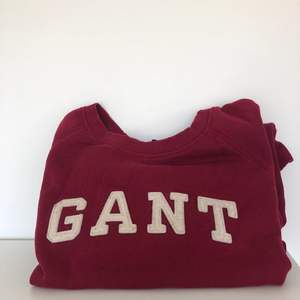 Äkta GANT tjocktröja/sweater, röd, storlek M. Denna tröja är inköpt för ca 5 år sedan så finns ej tillgänglig att köpa i butiker.