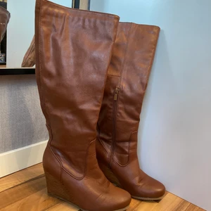 Bruna stövlar  - Säljer dessa riktigt fina bruna stövlar. Dom är in väldigt fint skick. Dom är mjuka inuti, så dom är väldigt sköna att ha på sig/gå i. För fler bilder skriv i dm:) ❗️frakt tillkommer❗️